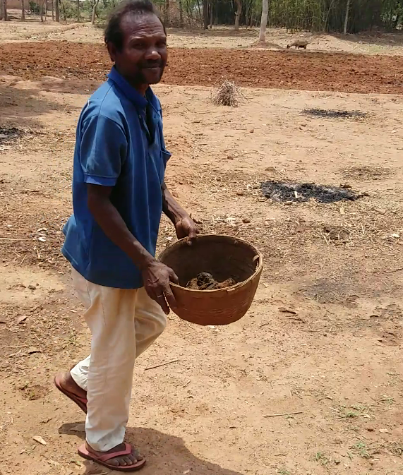 Ghanshyam collects cow dung for organic manure